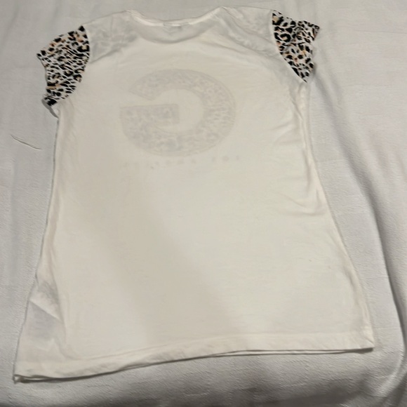 Guess white tshirt w/ leopard print sleeves - Picture 6 of 7